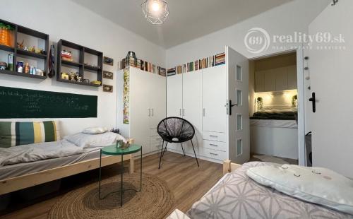 STARÉ MESTO - KOMENSKÉHO MODERNÝ 2,5 IZBOVÝ BYT, LODŽIA.