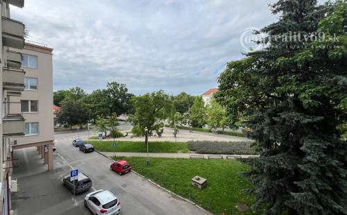 STARÉ MESTO - KOMENSKÉHO MODERNÝ 2,5 IZBOVÝ BYT, LODŽIA.