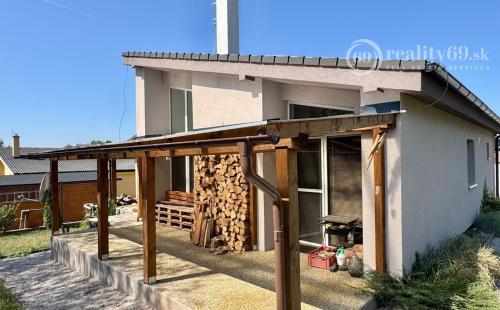 ČIŽATICE - 4 IZBOVÝ RD, TERASA, PEKNÝ POZEMOK 600 M2.