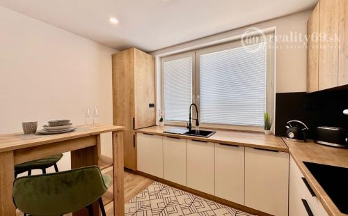 REZERVOVANÝ - TERASA -  HUMENSKÁ 4 IZBOVÝ LUXUSNÝ MODERNÝ BYT 70 M2 V TOP LOKALITE