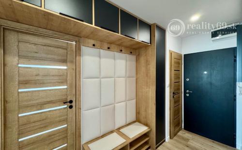 REZERVOVANÝ - TERASA -  HUMENSKÁ 4 IZBOVÝ LUXUSNÝ MODERNÝ BYT 70 M2 V TOP LOKALITE