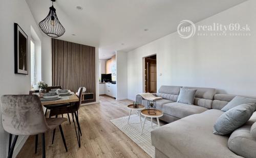 REZERVOVANÝ - TERASA -  HUMENSKÁ 4 IZBOVÝ LUXUSNÝ MODERNÝ BYT 70 M2 V TOP LOKALITE