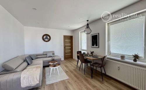 REZERVOVANÝ - TERASA -  HUMENSKÁ 4 IZBOVÝ LUXUSNÝ MODERNÝ BYT 70 M2 V TOP LOKALITE