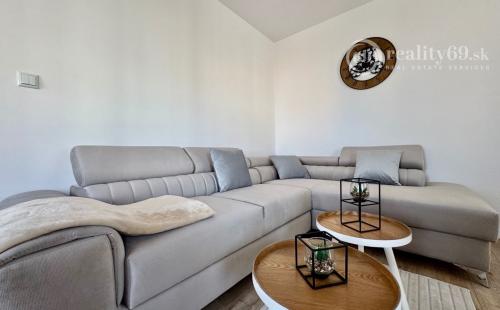 REZERVOVANÝ - TERASA -  HUMENSKÁ 4 IZBOVÝ LUXUSNÝ MODERNÝ BYT 70 M2 V TOP LOKALITE