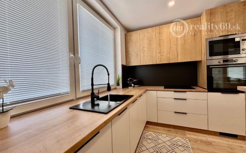 REZERVOVANÝ - TERASA -  HUMENSKÁ 4 IZBOVÝ LUXUSNÝ MODERNÝ BYT 70 M2 V TOP LOKALITE