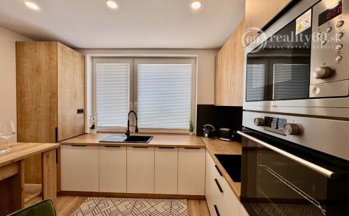 REZERVOVANÝ - TERASA -  HUMENSKÁ 4 IZBOVÝ LUXUSNÝ MODERNÝ BYT 70 M2 V TOP LOKALITE