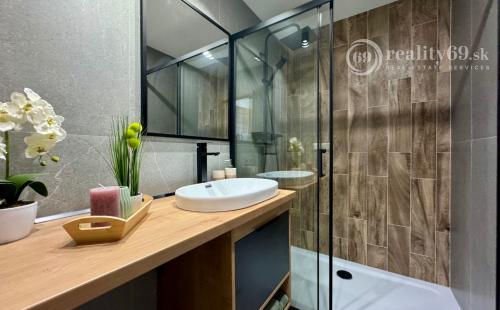 REZERVOVANÝ - TERASA -  HUMENSKÁ 4 IZBOVÝ LUXUSNÝ MODERNÝ BYT 70 M2 V TOP LOKALITE