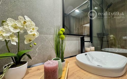 REZERVOVANÝ - TERASA -  HUMENSKÁ 4 IZBOVÝ LUXUSNÝ MODERNÝ BYT 70 M2 V TOP LOKALITE