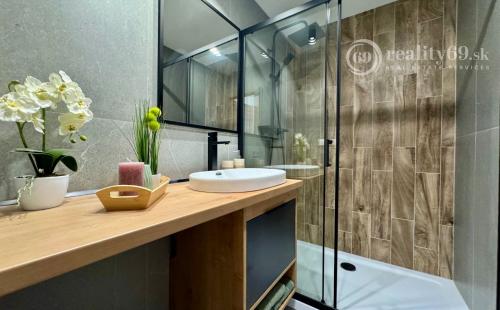 REZERVOVANÝ - TERASA -  HUMENSKÁ 4 IZBOVÝ LUXUSNÝ MODERNÝ BYT 70 M2 V TOP LOKALITE