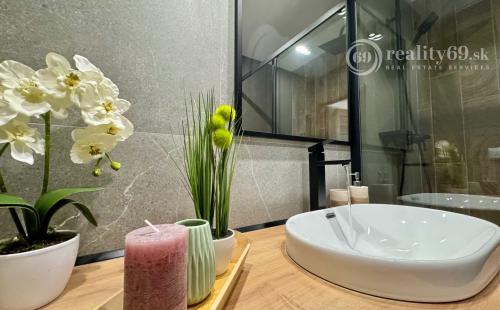 REZERVOVANÝ - TERASA -  HUMENSKÁ 4 IZBOVÝ LUXUSNÝ MODERNÝ BYT 70 M2 V TOP LOKALITE