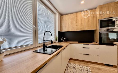 REZERVOVANÝ - TERASA -  HUMENSKÁ 4 IZBOVÝ LUXUSNÝ MODERNÝ BYT 70 M2 V TOP LOKALITE