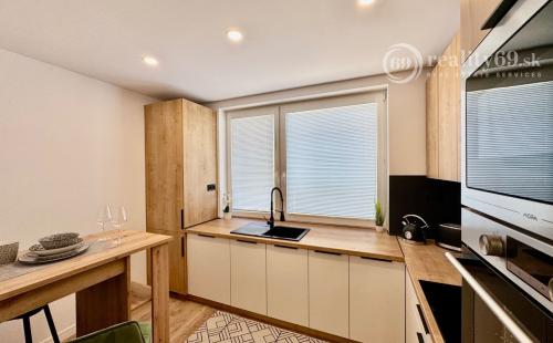 REZERVOVANÝ - TERASA -  HUMENSKÁ 4 IZBOVÝ LUXUSNÝ MODERNÝ BYT 70 M2 V TOP LOKALITE