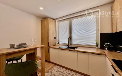 REZERVOVANÝ - TERASA -  HUMENSKÁ 4 IZBOVÝ LUXUSNÝ MODERNÝ BYT 70 M2 V TOP LOKALITE