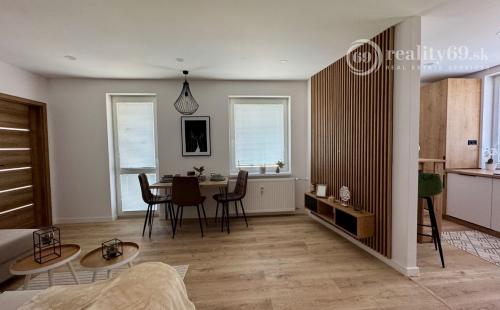 REZERVOVANÝ - TERASA -  HUMENSKÁ 4 IZBOVÝ LUXUSNÝ MODERNÝ BYT 70 M2 V TOP LOKALITE