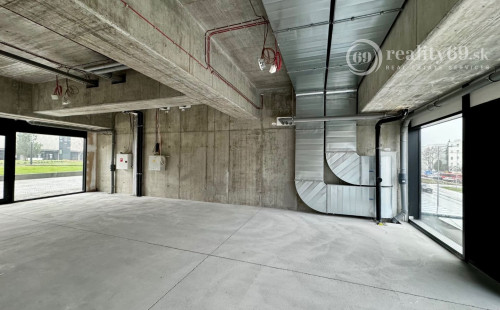 TEHELNÉ POLE - OBCHODNÝ PRIESTOR  90 M2, VHODNÝ NA OBCHOD, GASTRO, SLUŽBY