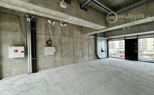TEHELNÉ POLE - OBCHODNÝ PRIESTOR  90 M2, VHODNÝ NA OBCHOD, GASTRO, SLUŽBY