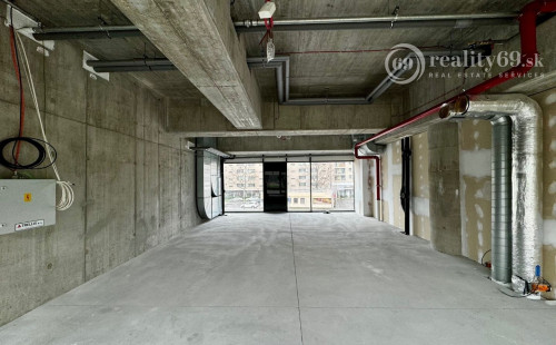 TEHELNÉ POLE - OBCHODNÝ PRIESTOR  90 M2, VHODNÝ NA OBCHOD, GASTRO, SLUŽBY