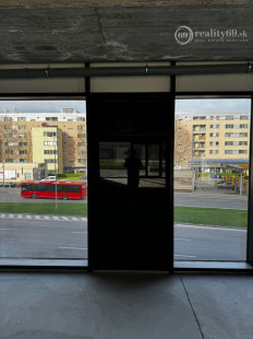 TEHELNÉ POLE - OBCHODNÝ PRIESTOR  90 M2, VHODNÝ NA OBCHOD, GASTRO, SLUŽBY