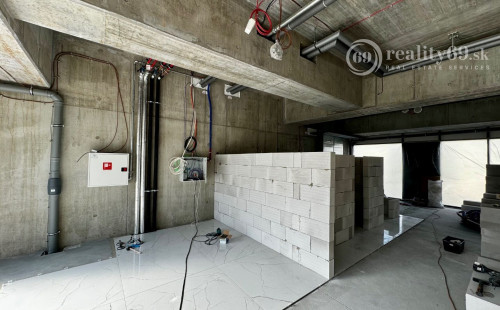 TEHELNÉ POLE - OBCHODNÝ PRIESTOR  90 M2, VHODNÝ NA OBCHOD, GASTRO, SLUŽBY