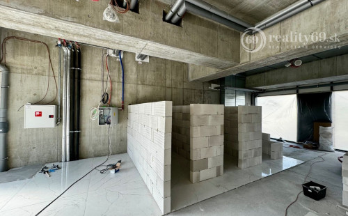 TEHELNÉ POLE - OBCHODNÝ PRIESTOR  90 M2, VHODNÝ NA OBCHOD, GASTRO, SLUŽBY