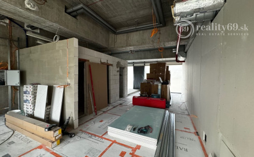 TEHELNÉ POLE - OBCHODNÝ PRIESTOR  90 M2, VHODNÝ NA OBCHOD, GASTRO, SLUŽBY