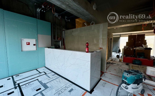 TEHELNÉ POLE - OBCHODNÝ PRIESTOR  90 M2, VHODNÝ NA OBCHOD, GASTRO, SLUŽBY