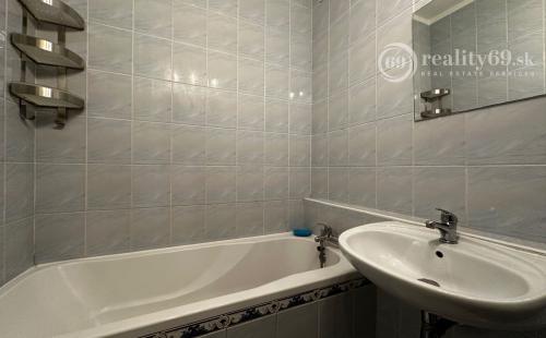 NOVÁ CENA - MOLDAVA NAD BODVOU - OSLOBODENIA 3 IZBOVÝ BYT 65 M2 VÝBORNÝ STAV.