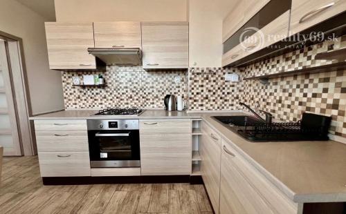 REZERVOVANÉ - FURČA - BIELOCERKEVSKÁ, PEKNÝ 3 IZBOVÝ BYT, LODŽIA.