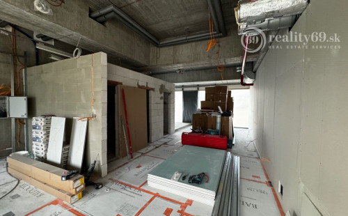 TEHELNÉ POLE - OBCHODNÝ PRIESTOR  90 M2, VHODNÝ NA OBCHOD, GASTRO, SLUŽBY