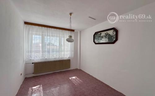 REZERVOVANÉ -  NIŽNÁ MYŠĽA - 5 IZBOVÝ RD VÝBORNÝ STAV, POZEMOK  640 M2.