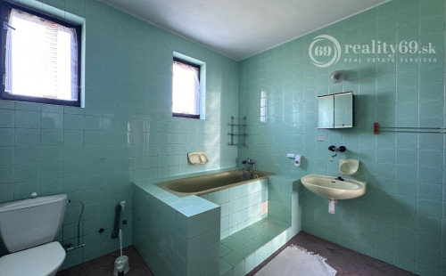 REZERVOVANÉ -  NIŽNÁ MYŠĽA - 5 IZBOVÝ RD VÝBORNÝ STAV, POZEMOK  640 M2.