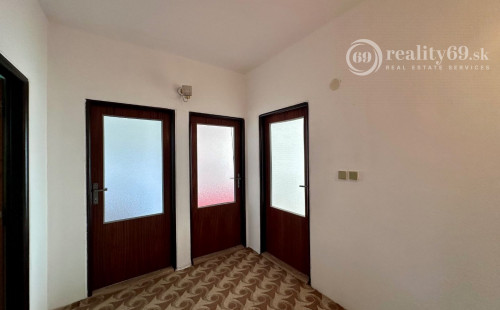 REZERVOVANÉ -  NIŽNÁ MYŠĽA - 5 IZBOVÝ RD VÝBORNÝ STAV, POZEMOK  640 M2.