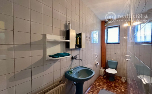 REZERVOVANÉ -  NIŽNÁ MYŠĽA - 5 IZBOVÝ RD VÝBORNÝ STAV, POZEMOK  640 M2.