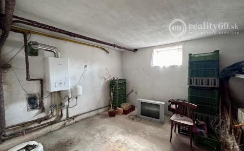 REZERVOVANÉ -  NIŽNÁ MYŠĽA - 5 IZBOVÝ RD VÝBORNÝ STAV, POZEMOK  640 M2.