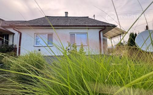 SUPER  CENA ! - SLANSKÉ NOVÉ MESTO - 2 IZBOVÝ RD, GARÁŽ, S PEKNÝM POZEMKOM 2.595M2.