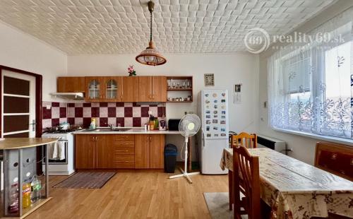 SUPER  CENA ! - SLANSKÉ NOVÉ MESTO - 2 IZBOVÝ RD, GARÁŽ, S PEKNÝM POZEMKOM 2.595M2.