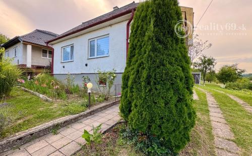 SUPER  CENA ! - SLANSKÉ NOVÉ MESTO - 2 IZBOVÝ RD, GARÁŽ, S PEKNÝM POZEMKOM 2.595M2.