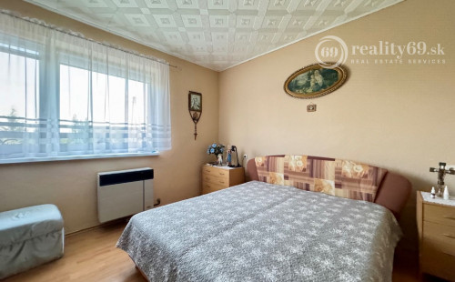 SUPER  CENA ! - SLANSKÉ NOVÉ MESTO - 2 IZBOVÝ RD, GARÁŽ, S PEKNÝM POZEMKOM 2.595M2.