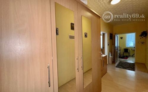 SUPER  CENA ! - SLANSKÉ NOVÉ MESTO - 2 IZBOVÝ RD, GARÁŽ, S PEKNÝM POZEMKOM 2.595M2.