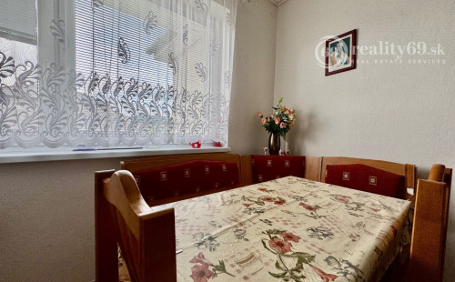 SUPER  CENA ! - SLANSKÉ NOVÉ MESTO - 2 IZBOVÝ RD, GARÁŽ, S PEKNÝM POZEMKOM 2.595M2.