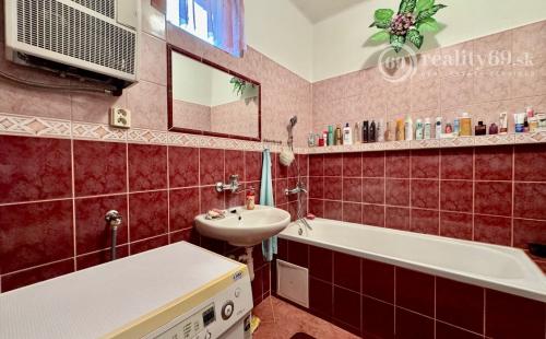 SUPER  CENA ! - SLANSKÉ NOVÉ MESTO - 2 IZBOVÝ RD, GARÁŽ, S PEKNÝM POZEMKOM 2.595M2.