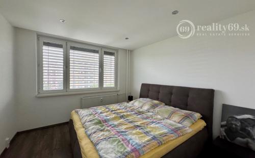 REZERVOVANÉ - TERASA - RUŽOVÁ PEKNÝ 3 IZBOVÝ BYT PO REKONŠTRUKCII 70 M2 SO ŠATNÍKOM.