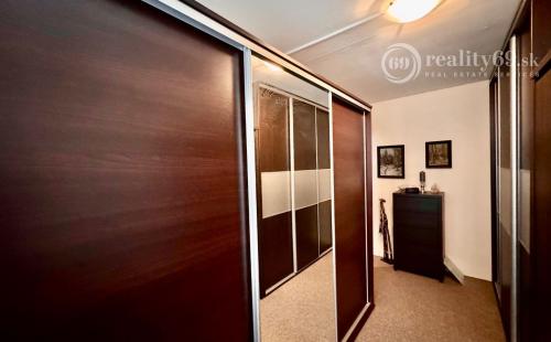 REZERVOVANÉ - TERASA - RUŽOVÁ PEKNÝ 3 IZBOVÝ BYT PO REKONŠTRUKCII 70 M2 SO ŠATNÍKOM.