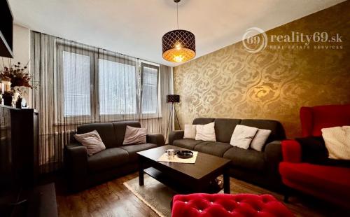 REZERVOVANÉ - TERASA - RUŽOVÁ PEKNÝ 3 IZBOVÝ BYT PO REKONŠTRUKCII 70 M2 SO ŠATNÍKOM.