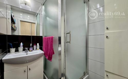 REZERVOVANÉ - TERASA - RUŽOVÁ PEKNÝ 3 IZBOVÝ BYT PO REKONŠTRUKCII 70 M2 SO ŠATNÍKOM.