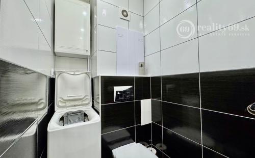 REZERVOVANÉ - TERASA - RUŽOVÁ PEKNÝ 3 IZBOVÝ BYT PO REKONŠTRUKCII 70 M2 SO ŠATNÍKOM.