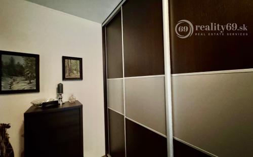 REZERVOVANÉ - TERASA - RUŽOVÁ PEKNÝ 3 IZBOVÝ BYT PO REKONŠTRUKCII 70 M2 SO ŠATNÍKOM.