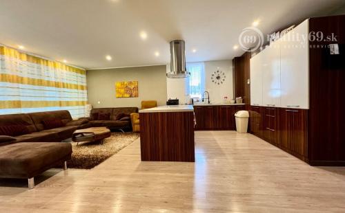 KOŠICKÁ NOVÁ VES - 4 IZBOVÝ  BYT 90 M2,  TERASA 20 M2, PREDZÁHRADKA 60 M2.