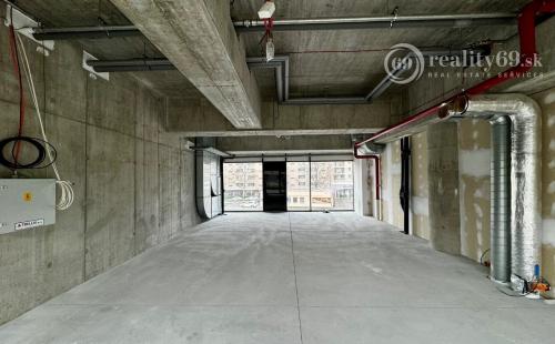 TEHELNÉ POLE - OBCHODNÝ PRIESTOR  90 M2, VHODNÝ NA OBCHOD, GASTRO, SLUŽBY