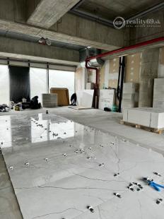 TEHELNÉ POLE - OBCHODNÝ PRIESTOR  90 M2, VHODNÝ NA OBCHOD, GASTRO, SLUŽBY